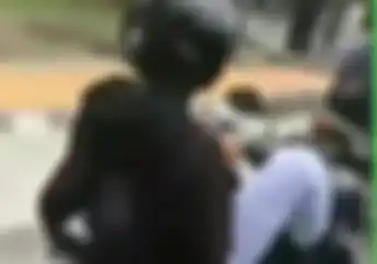Sakit.. Anak Sekolah Bawa Motor Sambil Main Mobile Legend, Gayanya Enggak Tahan!