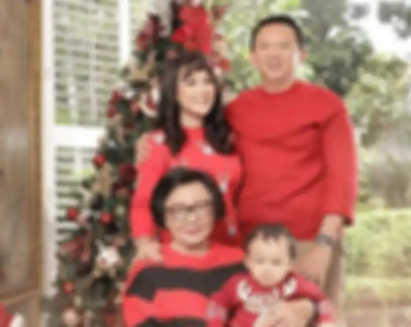 Foto Puput Nastiti Devi bersama keluarga di momen Natal