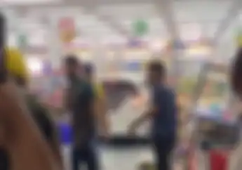 Duuarr Kaca Minimarket Berantakan Diseruduk Honda Jazz, Tinggalkan Anak Kecil di Dalam Mobil
