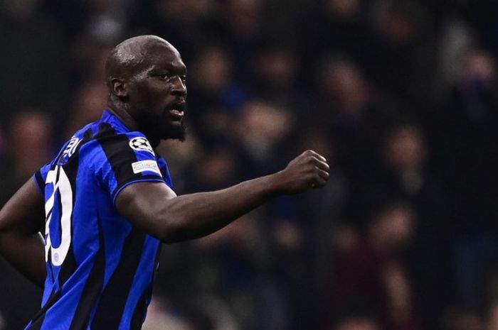 Striker Inter Milan, Romelu Lukaku, mencetak gol ke gawang Porto pada partai leg pertama babak 16 besar Liga Champions 2022-2023 di Giuseppe Meazza, Rabu (22/2/2023).