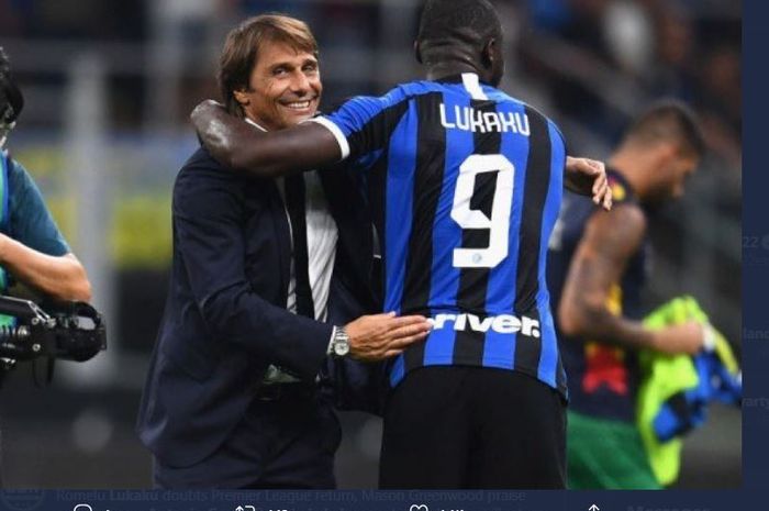 Pelatih Inter Milan, Antonio Conte, memeluk Romelu Lukaku.