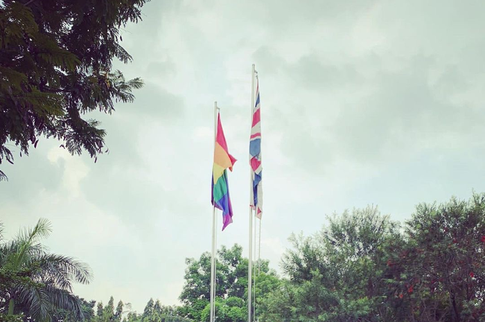 Foto bendera LGBT yang diunggah akun medsos Kedubes Inggris di Indonesia digeruduk netizen. MUI sampai meradang membaca alasannya. 