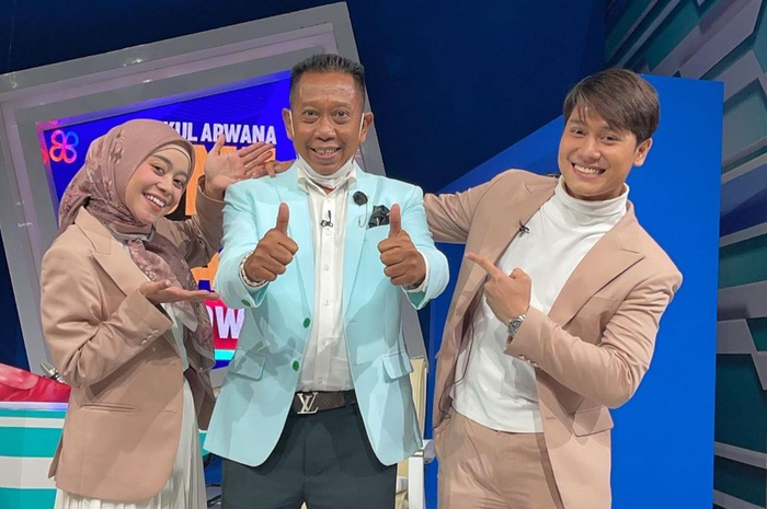 Rizky Billar memang pantas bangga foto bareng Tukul Arwana. Sebab, ucapan sang komedian ke Lesti Kejora akhirnya terbukti. 