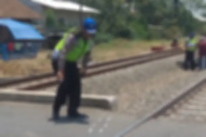 Polisi saat berada di lokasi kecelakaan kereta api di Kendal.