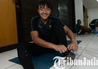 Kompetisi di Indonesia Masih Vakum, Kiper Persebaya Tekuni E-Sport