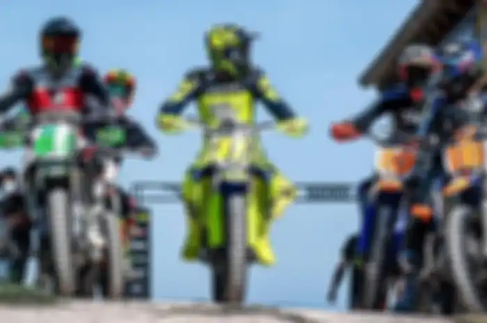 Valentino Rossi latihan bareng murid ngegas motor di Motor Ranch VR46 di lintasan dirt track. Lebih rame dari sebelumnya meski 3 muridnya masih absen