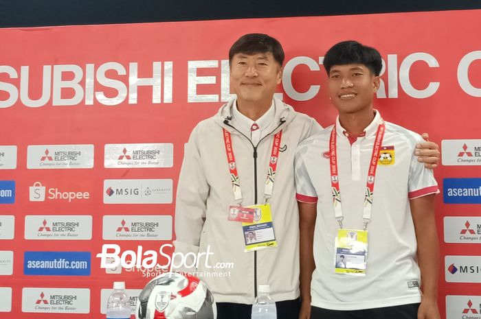 Pelatih Laos, Ha Hyok-jun dengan pemain Laos Phetdavanh Somsanid saat hadir dalam konferensi pers jelang laga lawan timnas Indonesia di Stadion Manahan, Rabu (11/12/2024).