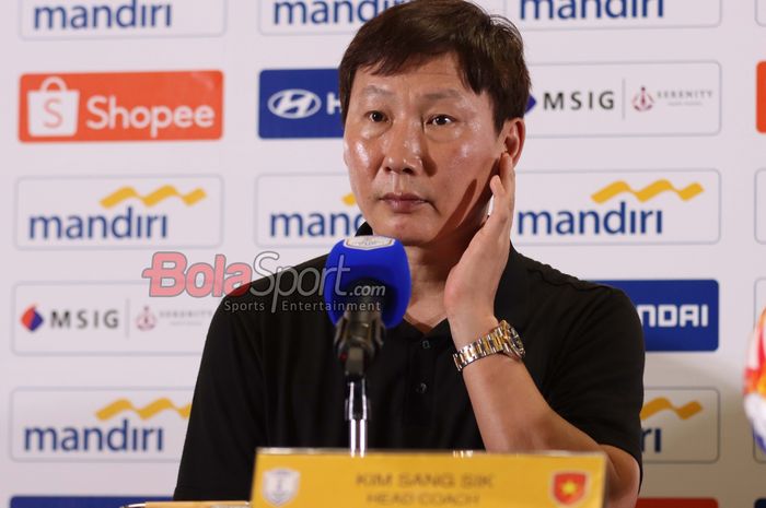 Pelatih Timnas U-23 Vietnam, Kim Sang-sik, sedang memberikan keterangan kepada awak media di Media Center Stadion Utama Gelora Bung Karno, Senayan, Jakarta, Jumat (25/7/2025).