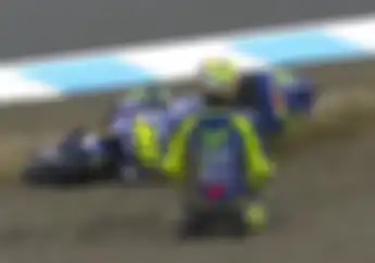 Valentino Rossi Jatuh di Latihan Resmi 4 MotoGP Jepang, Dorong Motor Sendiri Sampai Luar Track