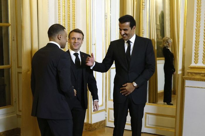 Kylian Mbappe (kiri) bertemu dengan Emir Qatar Sheikh Tamim bin Hamad Al Thani (kanan) dan Presiden Prancis Emmanuel Macron di Istana Elysee, Paris (27/2/2024).