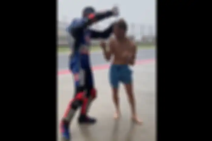 Race 1 WSBK Indonesia 2021 ditunda karena hujan deras, Toprak Razgatlioglu malah cuci rambut Jules Cluzel