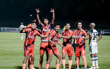 Selebrasi pemain Kendal Tornado FC saat mengalahkan Persipura Jayapura di Stadion Sriwedari, Solo, pada Minggu (1/3/2026).