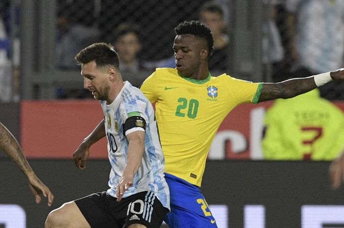 Lionel Messi berduel dengan Vinicius Junior dalam bentrokan timnas Argentina vs Brasil di Kualifikasi Piala Dunia 2022 (16/11/2021).