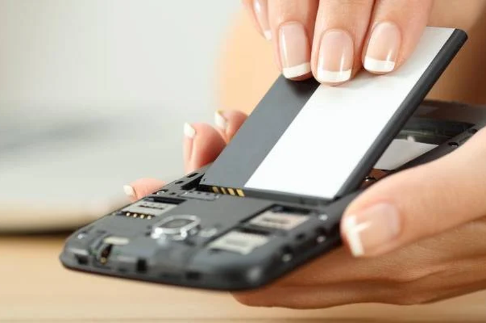 Ilustrasi baterai lepas (removable battery) 