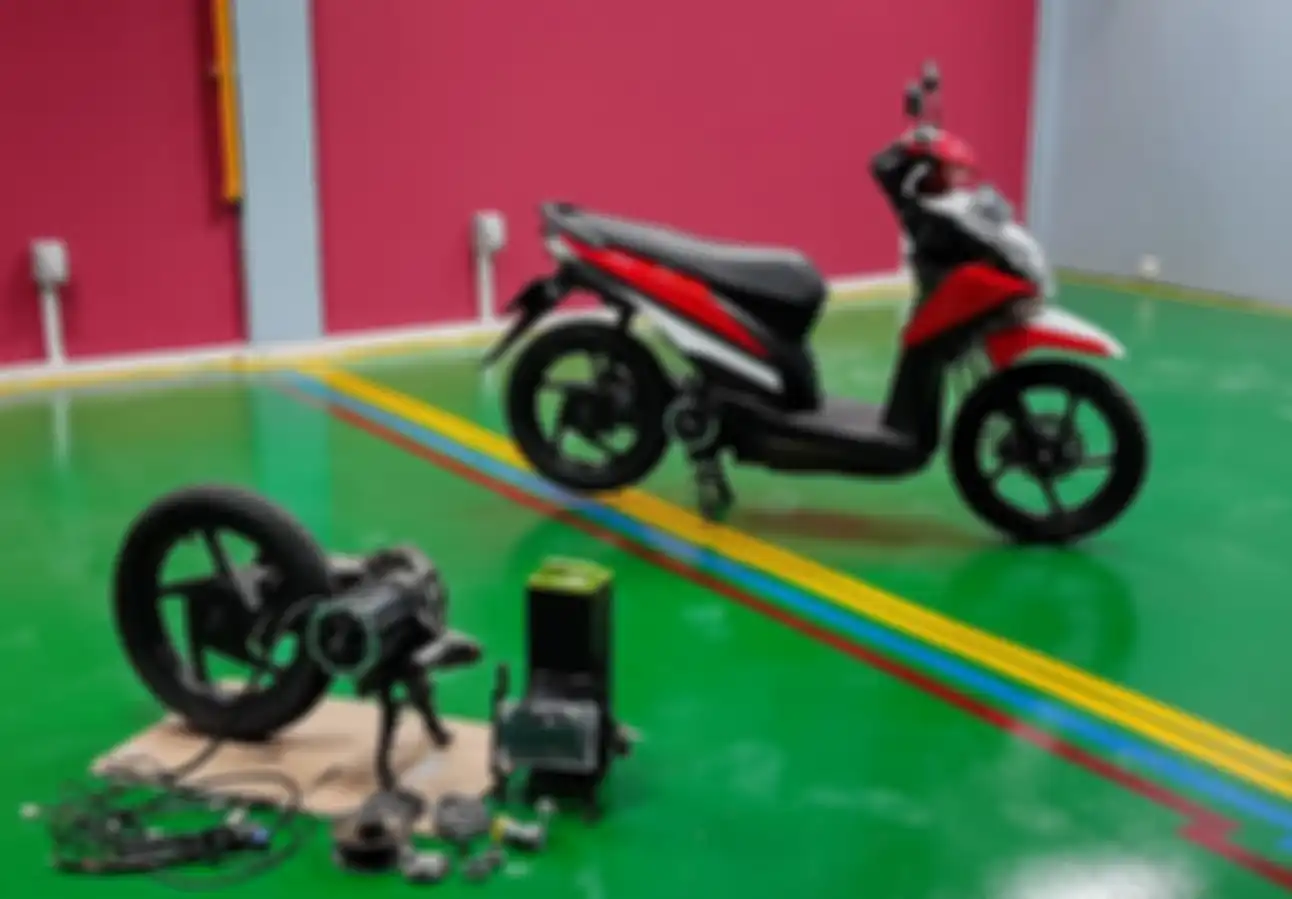 Beberapa komponen motor listrik Honda BeAT hasil konversi, dari baterai sampai charger.