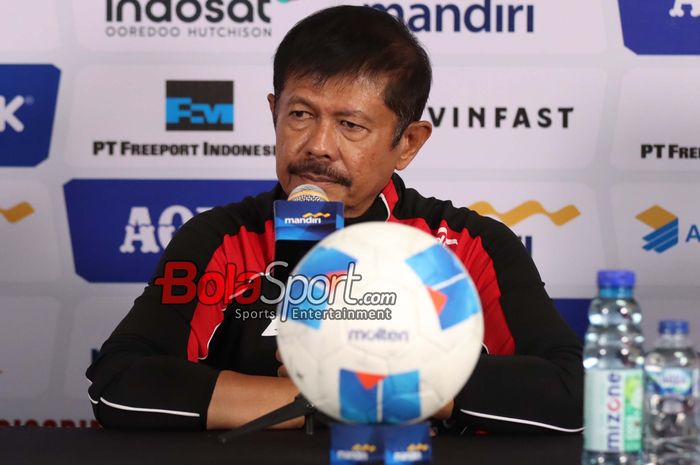 Tangis pelatih Timnas U-22 Indonesia, Indra Sjafri, kabarkan meninggalnya ayah Pratama Arhan. 