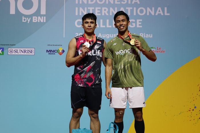 Dua tunggal putra Indonesia, Ikhsan Leonardo Immanuel Rumbay dan Yohanes Saut Marcellyno, berpose di podium setelah final Indonesia International Challenge 2024 di Pekanbaru, Riau, 25 Agustus 2024. Saut menjadi juara setelah mengalahkan Ikhsan.