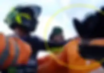 Kecele Gara-gara Jatuh, Valentino Rossi Toyor Kepala Marshal, Simak Videonya