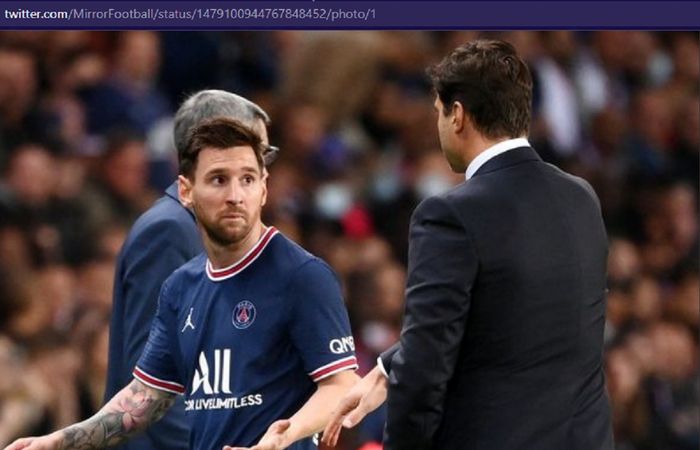 Megabintang Paris Saint-Germain, Lionel Messi (kiri), dan sang pelatih, Mauricio Pochettino. 