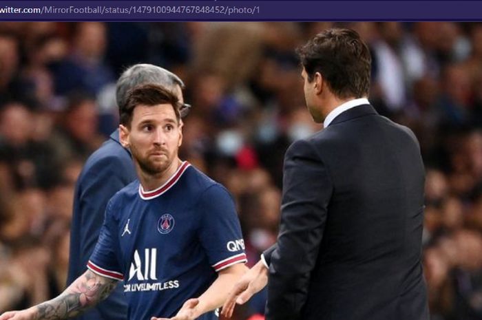 Megabintang Paris Saint-Germain, Lionel Messi (kiri), dan sang pelatih, Mauricio Pochettino. 