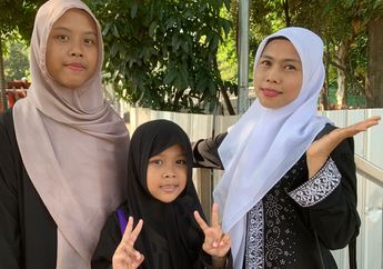 Bonceng Tiga Naik Motor ke Masjid Istiqlal, Ibu Bersama Dua Anaknya Takjub Lihat Sapi Kurban Jokowi