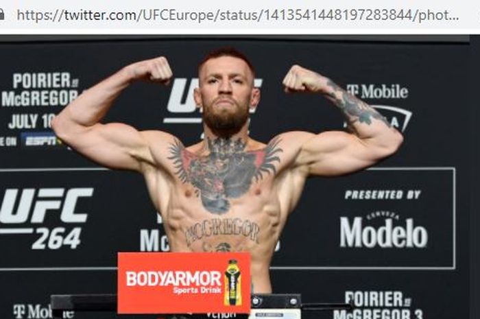 Petarung kelas ringan UFC, Conor McGregor, saat melakoni proses timbang badan UFC 264.