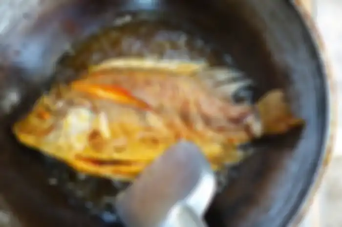 Jangan makan ikan goreng dengan tambahan ini