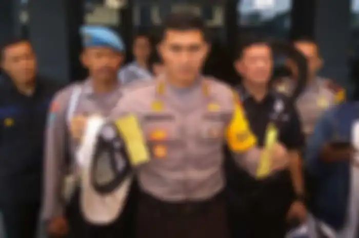 Kapolres Metro Bekasi, Kombes Indarto saat menunjukkan barang bukti kasus pembegalan di flyover Summ