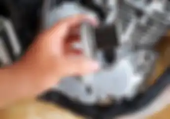 Bukan Akal-Akalan Bengkel Curang, Ini Alasannya Mengisi Oli Mesin Harus Lebih Banyak Saat Ganti Filter Oli