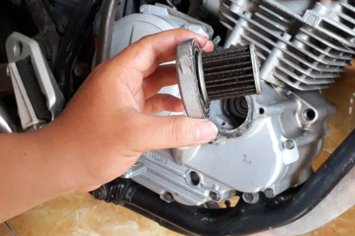Saat ganti filter oli motor yang kotor maka oli harus ditambah juga