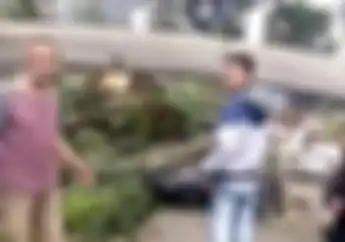 Video Detik-detik Pohon Besar Tumbang Hancurkan Pangkalan Ojek, 1 Orang Meninggal dan 2 Kritis