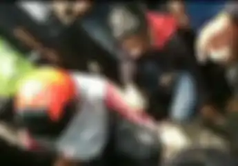 Mencekam, Penangkapan Lelaki Dikira Begal, Ternyata Orang Gila Bawa Pistol, Tangan Sampai Diborgol