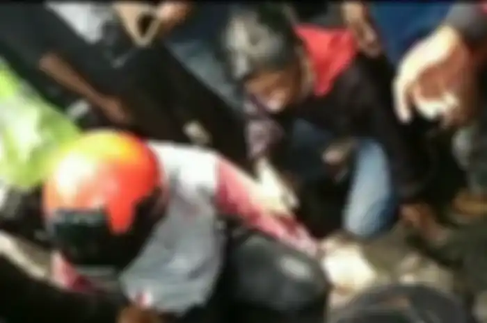 Orang gila dikira begal karena membawa pistol dibekuk warga.