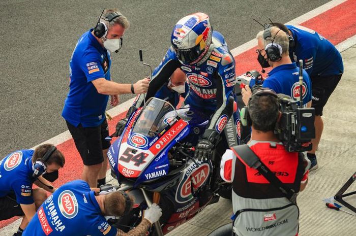 Pembalap Pata Yamaha, Toprak Razgatlioglu, saat berada di pit stop pada WSBK Indonesia 2021 di Sirkuit Mandalika, Sabtu (20/11/2021). 