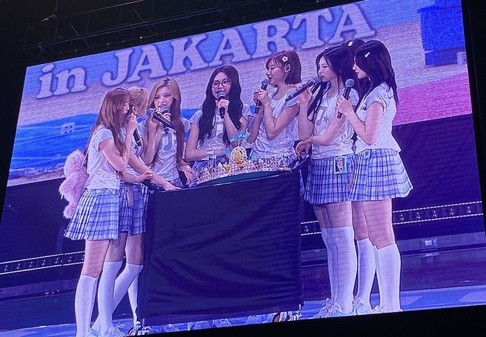 Kejutan ulang tahun untuk Carmen Hearts2Hearts saat fanmeeting di Jakarta, Sabtu (28/3/2026).