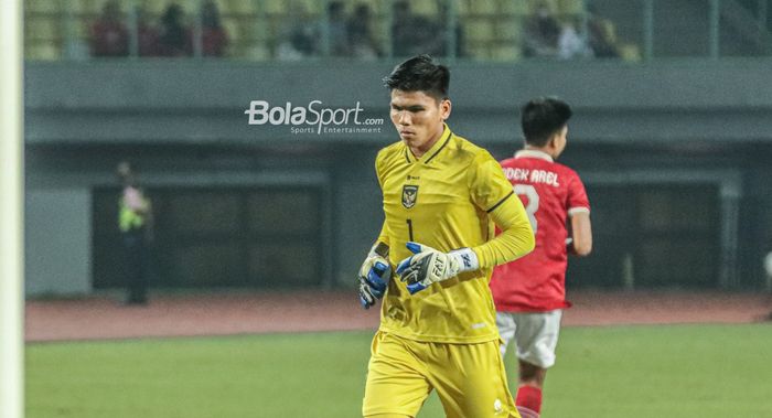 Kiper timnas U-20 Indonesia, Cahya Supriadi, saat bertanding di Stadion Patriot Candrabhaga, Bekasi, Jawa Barat.