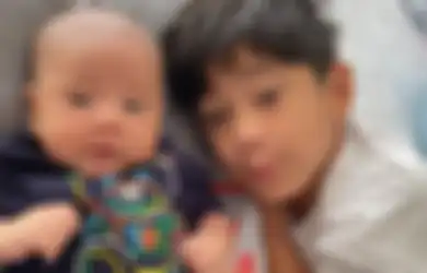 Rayyanza Lagi Tidur Pulas, Rafathar Langsung Beraksi Habiskan ASI Milik Sang Adik, Nagita Slavina Goda Putra Sulungnya: Enak Nggak ASI Mamah?