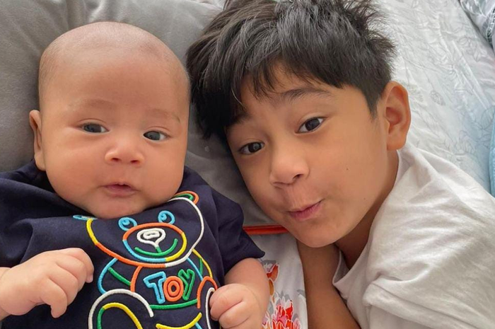 Rafathar bersama sang adik, Rayyanza.