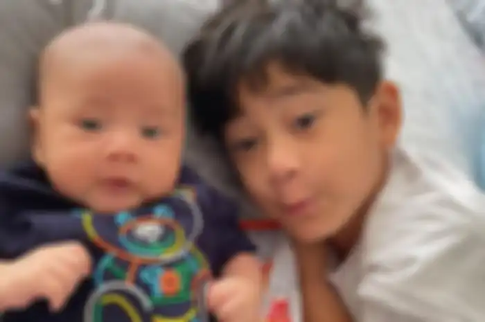 Rafathar bersama sang adik, Rayyanza.