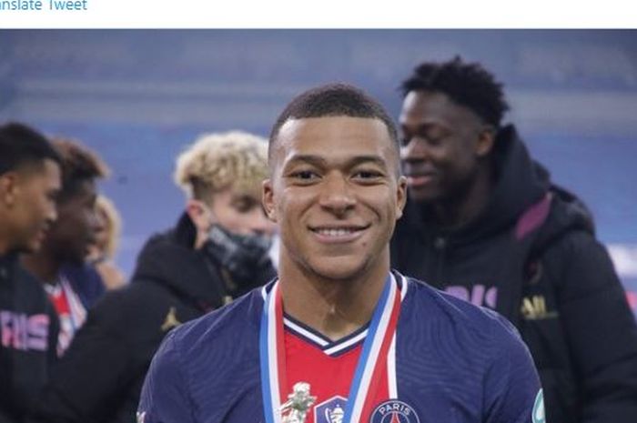 Striker PSG, Kylian Mbappe, mengangkat trofi Coupe de France 2021.