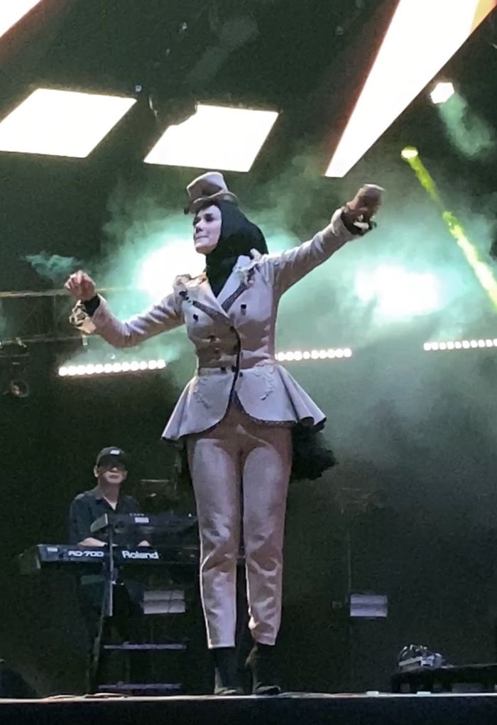 Mulan Jameela saat tampil di panggung Pestapora 2024 day 2 di Jakarta Internasional Expo (JIEXPO), Kemayoran, Sabtu (21/9/2024).