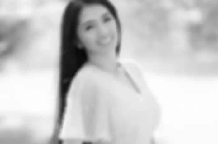 Meski pakai sandal jepit, tampilan seksi Angel Karamoy kenakan dress aksen transparan justru curi perhatian!