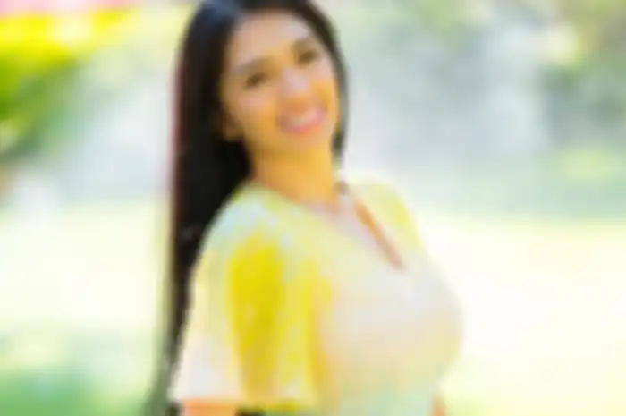 Meski pakai sandal jepit, tampilan seksi Angel Karamoy kenakan dress aksen transparan justru curi perhatian!