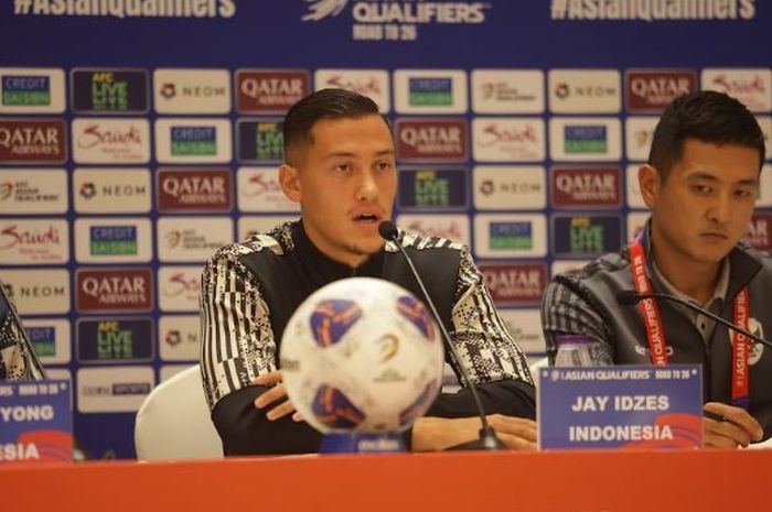  Jay Idzes mewakili timnas Indonesia dalam konferensi pers sebelum laga lawan Arab Saudi di King Abdullah Sports City, Jeddah pada Rabu (4/9/2024).