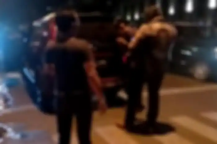 Seorang bikers terlibat aksi pemukulan sopir Avanza di Bandung.