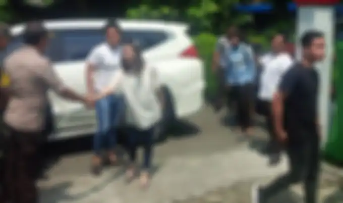 Penampilan Selvi Ananda menantu Presiden Jokowi pakai sepaket fashion item kekinian saat nyoblos di TPS Pemilu 2019