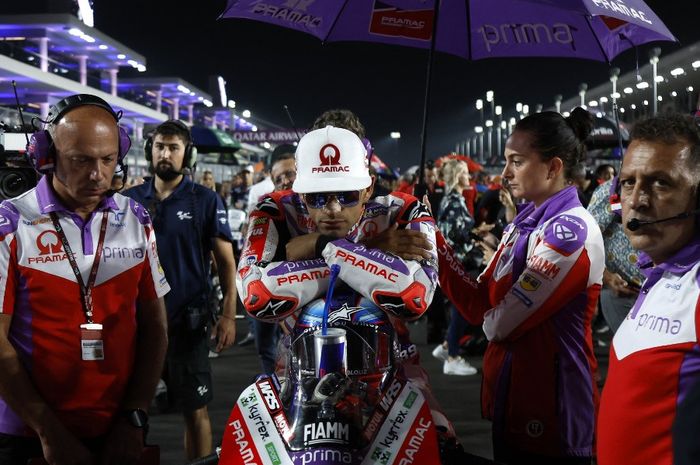 Pembalap Prima Pramac, Jorge Martin, bersiap jelang start balapan MotoGP Qatar di Sirkuit Lusail, Lusail, Qatar, 19 November 2023.