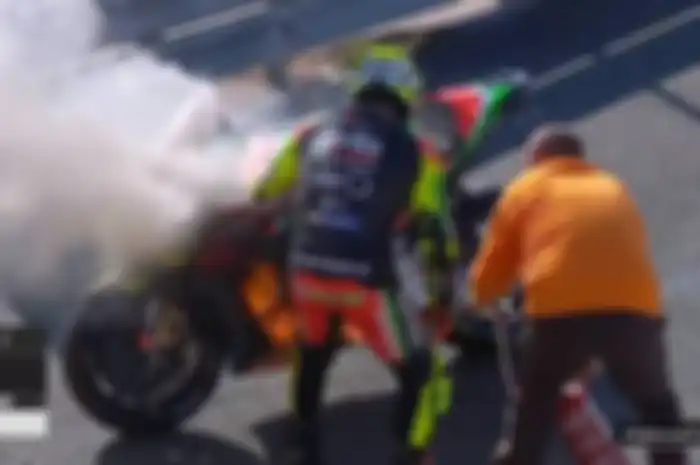 Detik-detik motor Aprilia RS-GP milik Andrea Iannone terbakar saaat tes pra musim MotoGP Valencia