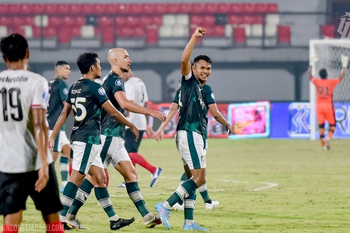 Pemain Tira Persikabo, Dimas Drajad, melakukan selebrasi setelah mencetak gol ke gawang Madura United pada laga pekan ke-34 di Stadion Kapten I Wayan Dipta, Gianyar, Selasa (29/3/2022).