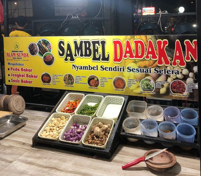 Aneka sambal dadakan yang bisa dibuat sendiri di rumah makan Alam Sunda, Bandung, Jawa Barat.